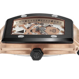 Die Philipp Plein Armbanduhr - The $keleton verfügt über ein roségoldenes Gehäuse, eine schwarze Lünette, ein skelettiertes Zifferblatt und ein schwarzes Kautschukarmband - eine elegante Seitenansicht zeigt das luxuriöse Design der renommierten Marke Philipp Plein.
