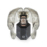 Die Philipp Plein Armbanduhr - The $keleton wird in einem transparenten, geometrischen Gehäuse in Form eines Totenkopfes auf schwarzem Marmor präsentiert und spiegelt die kühne Essenz der Skeleton-Kollektion von Philipp Plein wider.