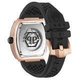 Die Philipp Plein Armbanduhr - The $keleton ist eine luxuriöse Herrenuhr mit schwarzem Kautschukarmband, roségoldenem Gehäuse und skelettiertem Boden - ideal für Fans des kühnen Designs von Philipp Plein.