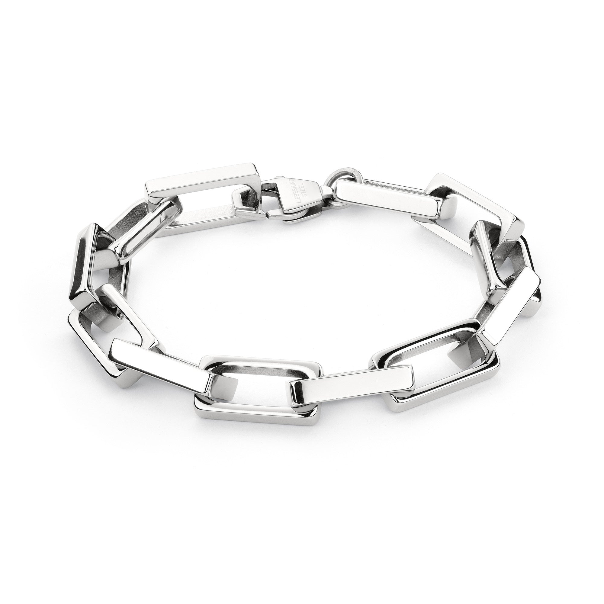 Das LIEBESKIND BERLIN Armband - Big Link von Liebeskind Berlin ist ein silbernes, rechteckiges Gliederarmband mit Karabinerverschluss aus Edelstahl auf weißem Grund.