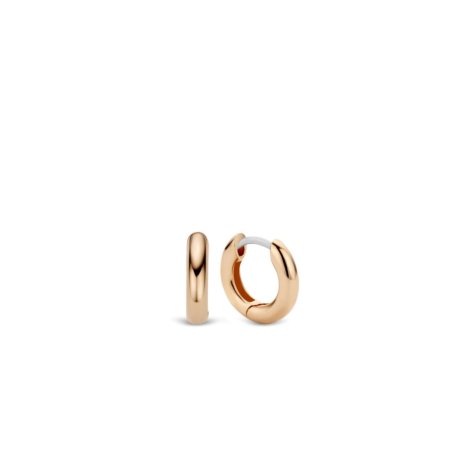 Ein Paar kleine, glatte, goldene Creolen aus der Kollektion Ti Sento Milano Creole - The Rosé Basic von Ti Sento Milano, abgebildet auf einem schlichten weißen Hintergrund.