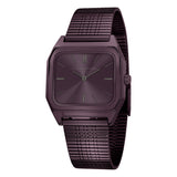 Die LIEBESKIND BERLIN Armbanduhr - Vintage Classic von Liebeskind Berlin hat ein quadratisches, lilafarbenes 34-mm-Gehäuse, einen minimalistischen Look und ein Armband aus Edelstahlgewebe.