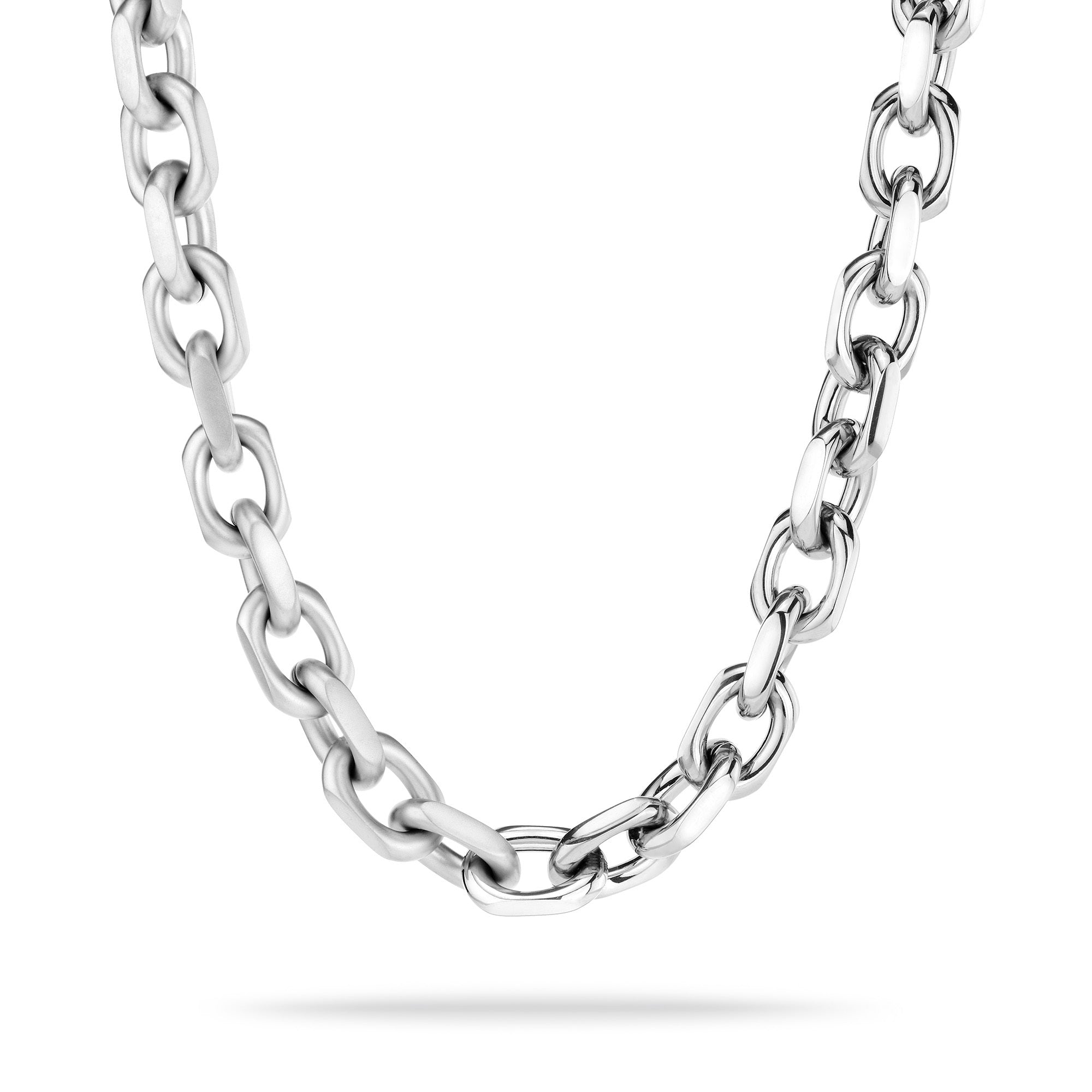 Nahaufnahme der Tamaris Halskette - Matt and Shiny von Tamaris mit klobigen, ovalen Gliedern aus Edelstahlkette auf weißem Hintergrund.