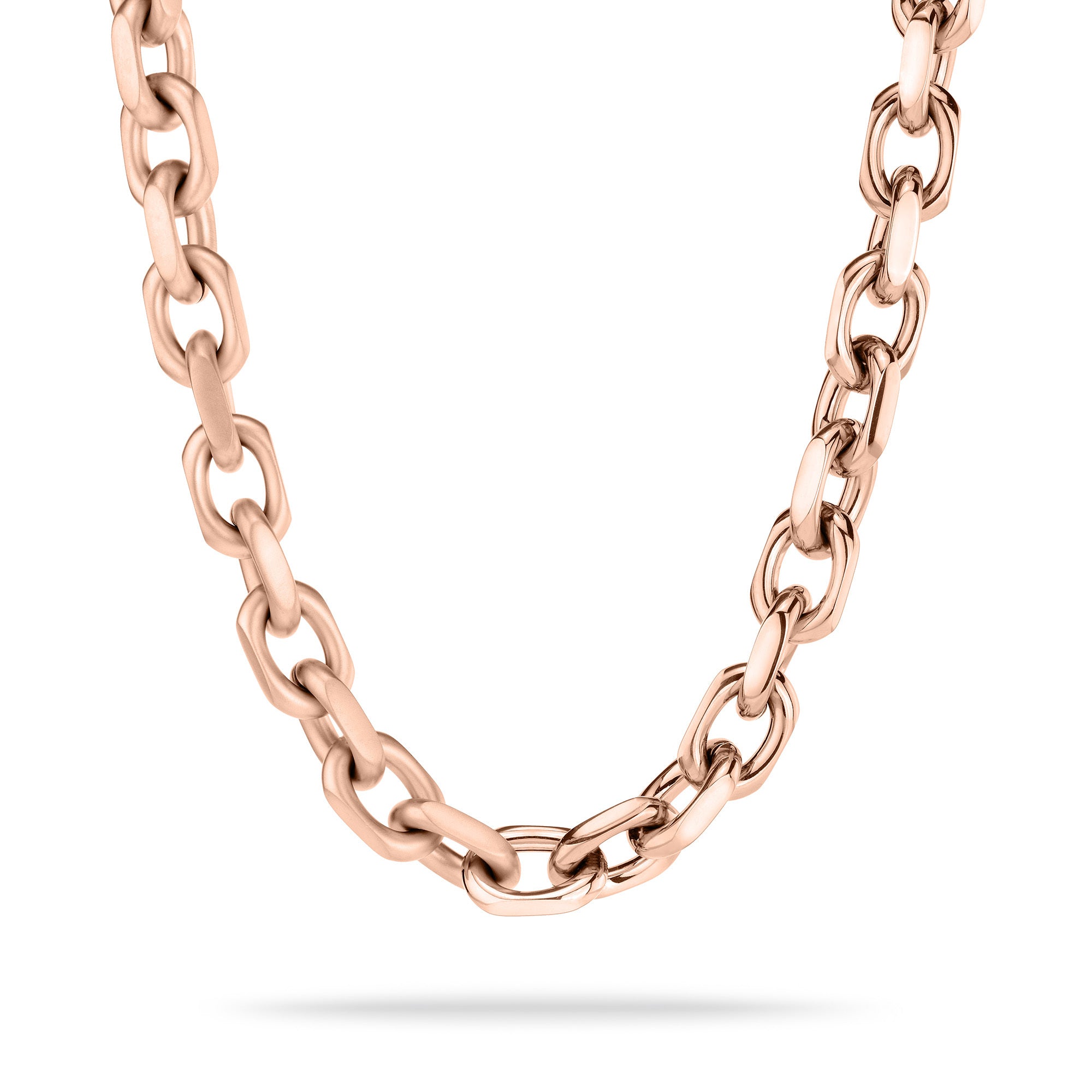 Nahaufnahme der Tamaris Halskette - Matt and Shiny von Tamaris mit großen ovalen Gliedern aus Roségold auf weißem Hintergrund.