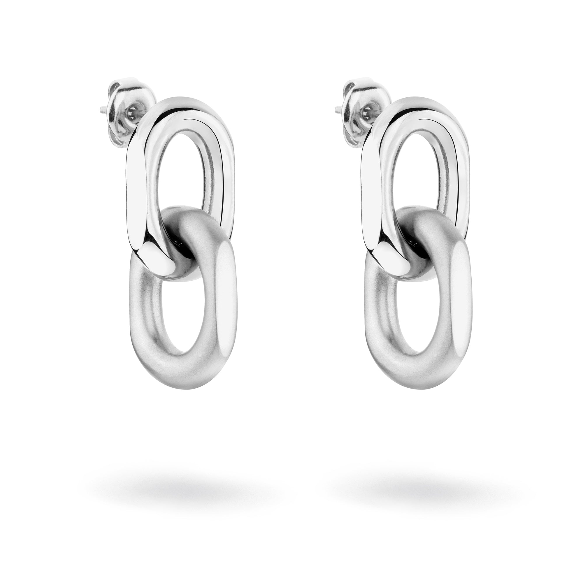 Verleihen Sie Ihrem Look einen stilvollen Touch mit Tamaris Ohrhänger - Matt and Shiny: silberne Kettenohrstecker mit zwei ineinandergreifenden ovalen Gliedern. Das perfekte Statement-Accessoire von Tamaris für jede Kollektion.