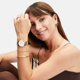 Tamaris Armreif-Set in der Farbe gold bestehend aus einem glatten Armreif und einem Armreif mit geriffelter Struktur Tragebild