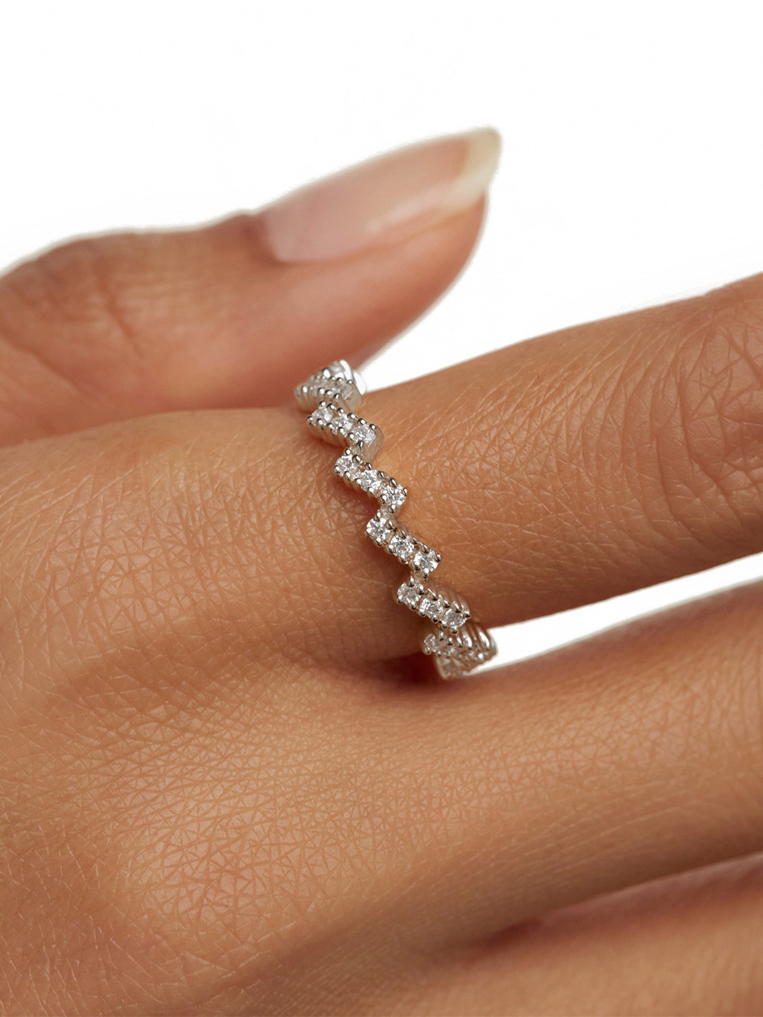 PDPaola Ring in der Farbe silber, im ZickZack-Design mit vielen Glitzersteinen; Größe 50, Tragebild