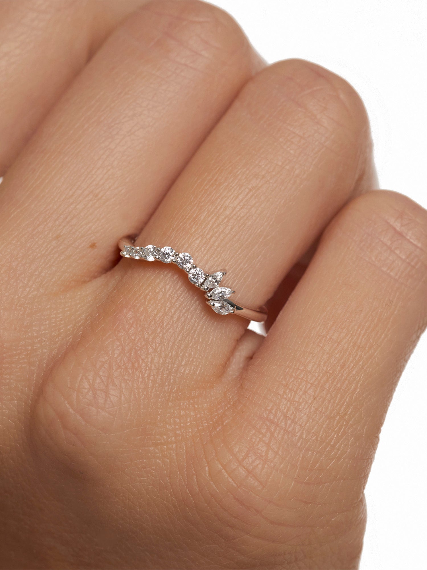 PDPaola Ring in der Farbe silber mit verschieden großen Zirkonias und einem Zirkoniadetail; Größe 50, Tragebild