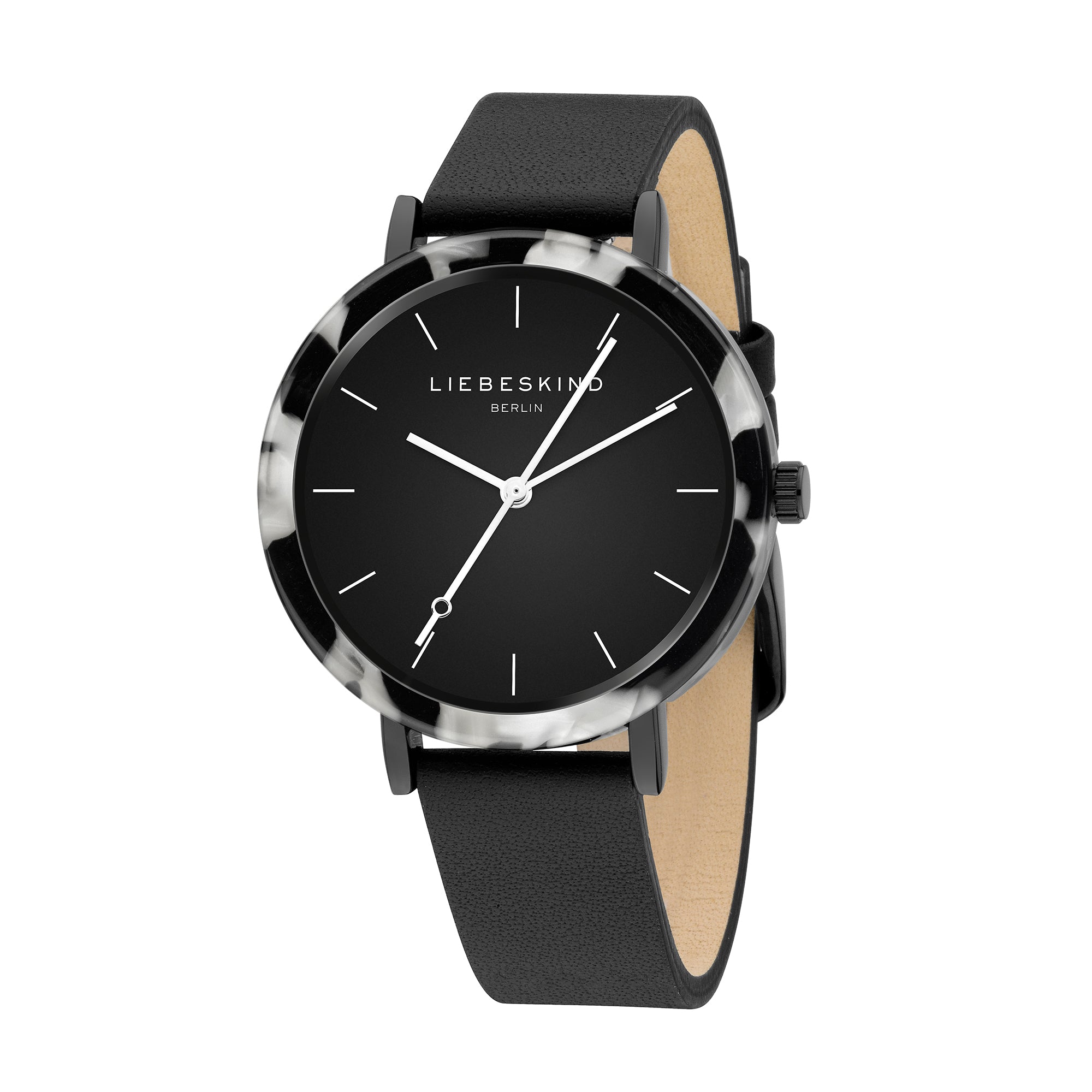 Die LIEBESKIND BERLIN Armbanduhr - Acetat Statement von Liebeskind Berlin verfügt über ein elegantes schwarzes Acetatgehäuse, ein schwarzes Lederarmband, minimalistische weiße Indizes und ein präzises Quarzwerk.