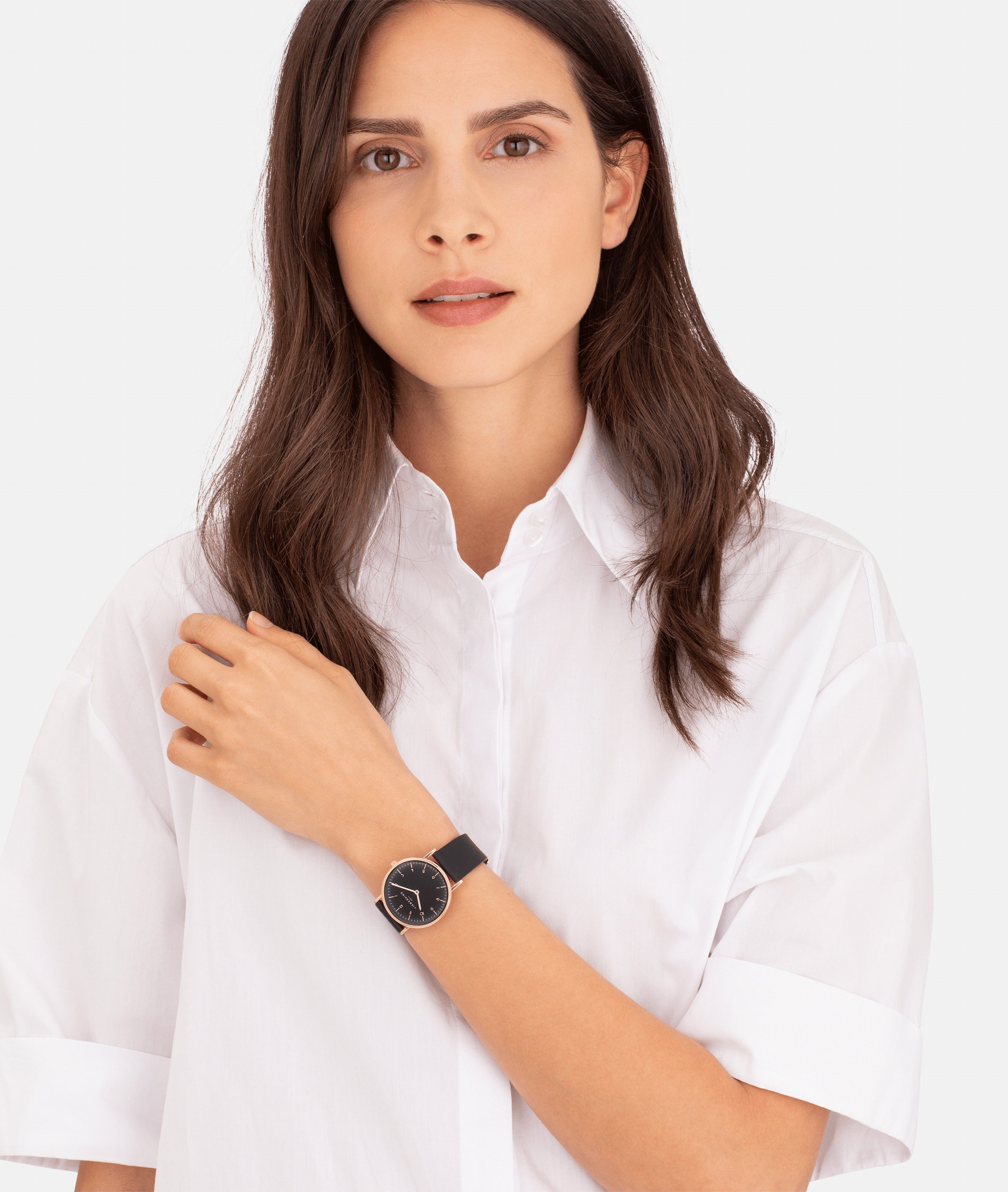 Liebeskind Berlin Armbanduhr im minimalistischen, skandinavischen Design mit schwarzem Zifferblatt, roségoldenem Gehäuse und schwarzem Lederband; Tragebild