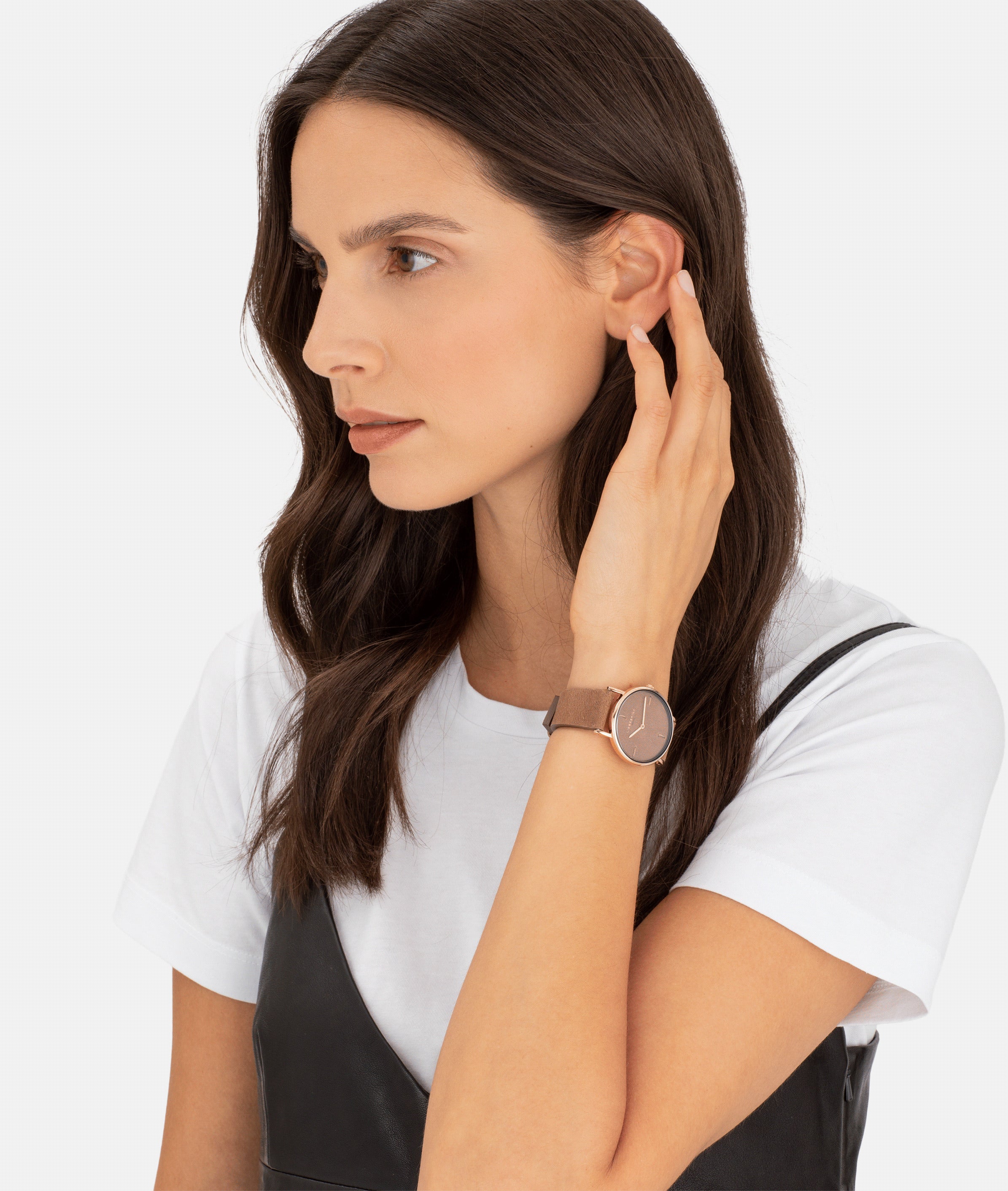 Liebeskind Berlin Armbanduhr mit braunem Ziffernblatt aus Leder, roségoldenem Gehäuse und braunem Lederband Tragebild