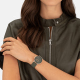 Liebeskind Berlin Armbanduhr mit grauem Zifferblatt aus Leder und vier Nähten als Indizes, roségoldenen Zeigern, roségoldenem Gehäuse und grauem Lederband; Tragebild