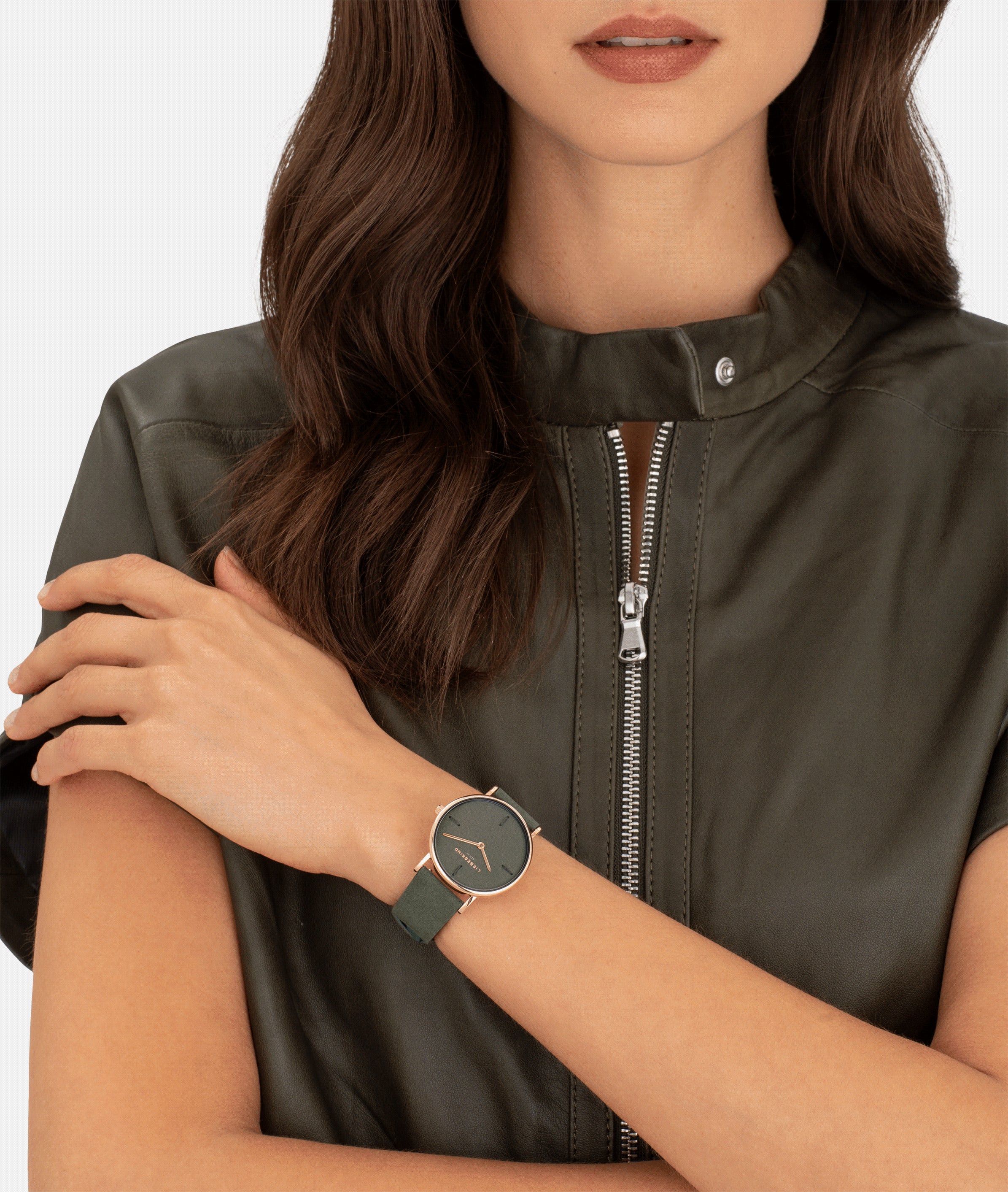 Liebeskind Berlin Armbanduhr mit grauem Zifferblatt aus Leder und vier Nähten als Indizes, roségoldenen Zeigern, roségoldenem Gehäuse und grauem Lederband; Tragebild