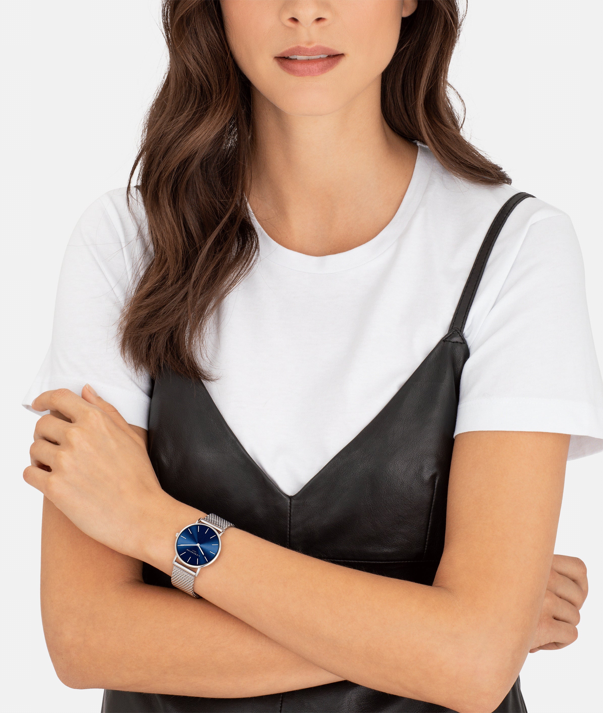 Liebeskind Berlin Armbanduhr mit blauem Zifferblatt, silbernen Indizes, silbernem Gehäuse und silbernem Meshband; Tragebild