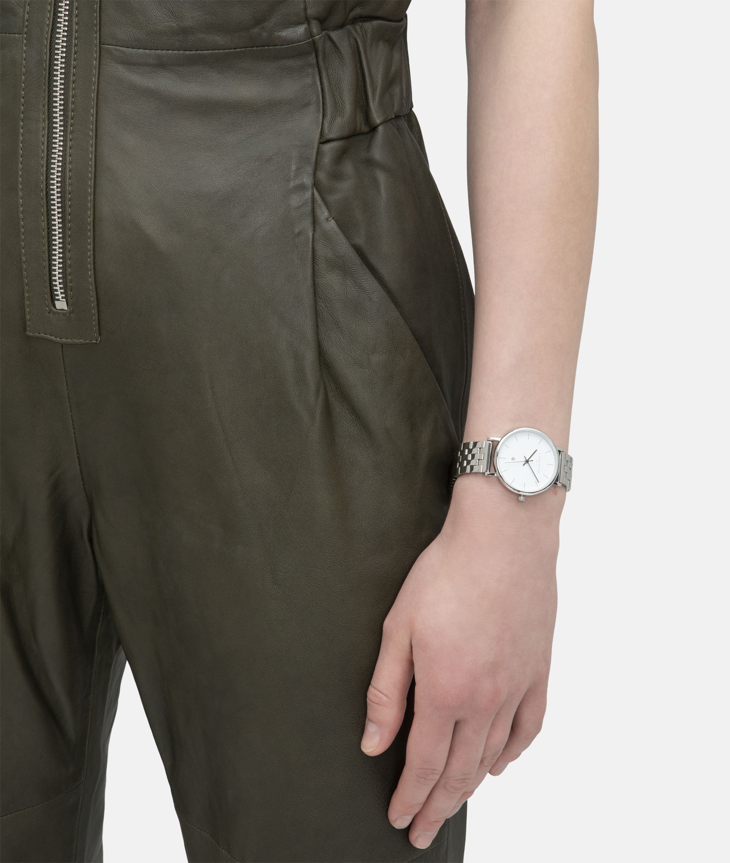 Liebeskind Berlin Armbanduhr mit Datumsanzeige, silbernem Gehäuse und silbernem Edelstahlband; Seitenansicht
