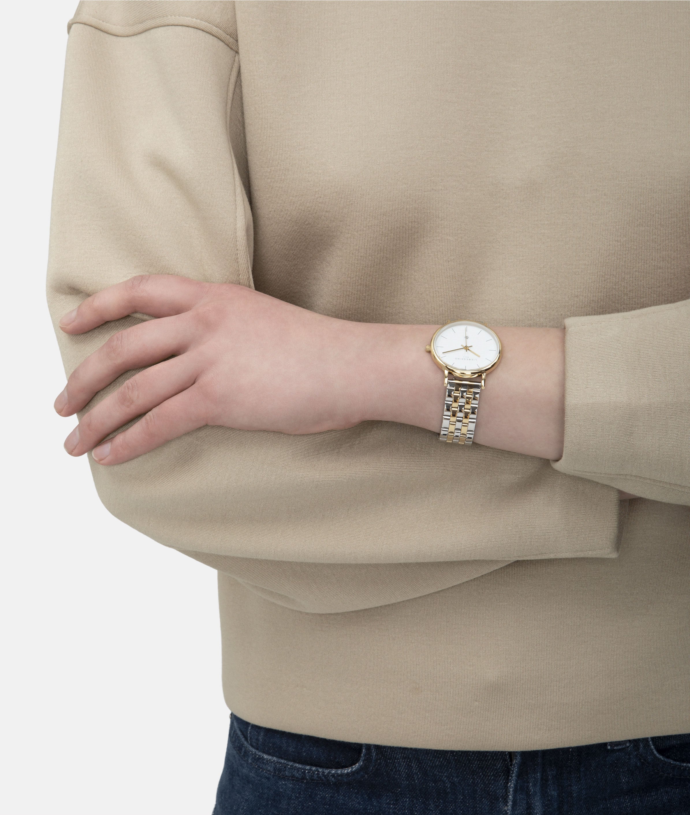 Liebeskind Berlin Armbanduhr mit Datumsanzeige, goldenem Gehäuse und silber-goldenem Edelstahlband; Tragebild