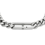 Nahaufnahme des Fossil Heritage D-Link Armbands, ein hochwertiges silbernes Kettenarmband mit einem zentralen rechteckigen Verschluss, der die charakteristische Eleganz der Fossil Accessoires widerspiegelt.