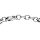 Nahaufnahme des Fossil Armband - Heritage D-Link, ein hochwertiges silbernes Kettenarmband von Fossil, dargestellt mit einem Karabinerverschluss auf weißem Hintergrund.