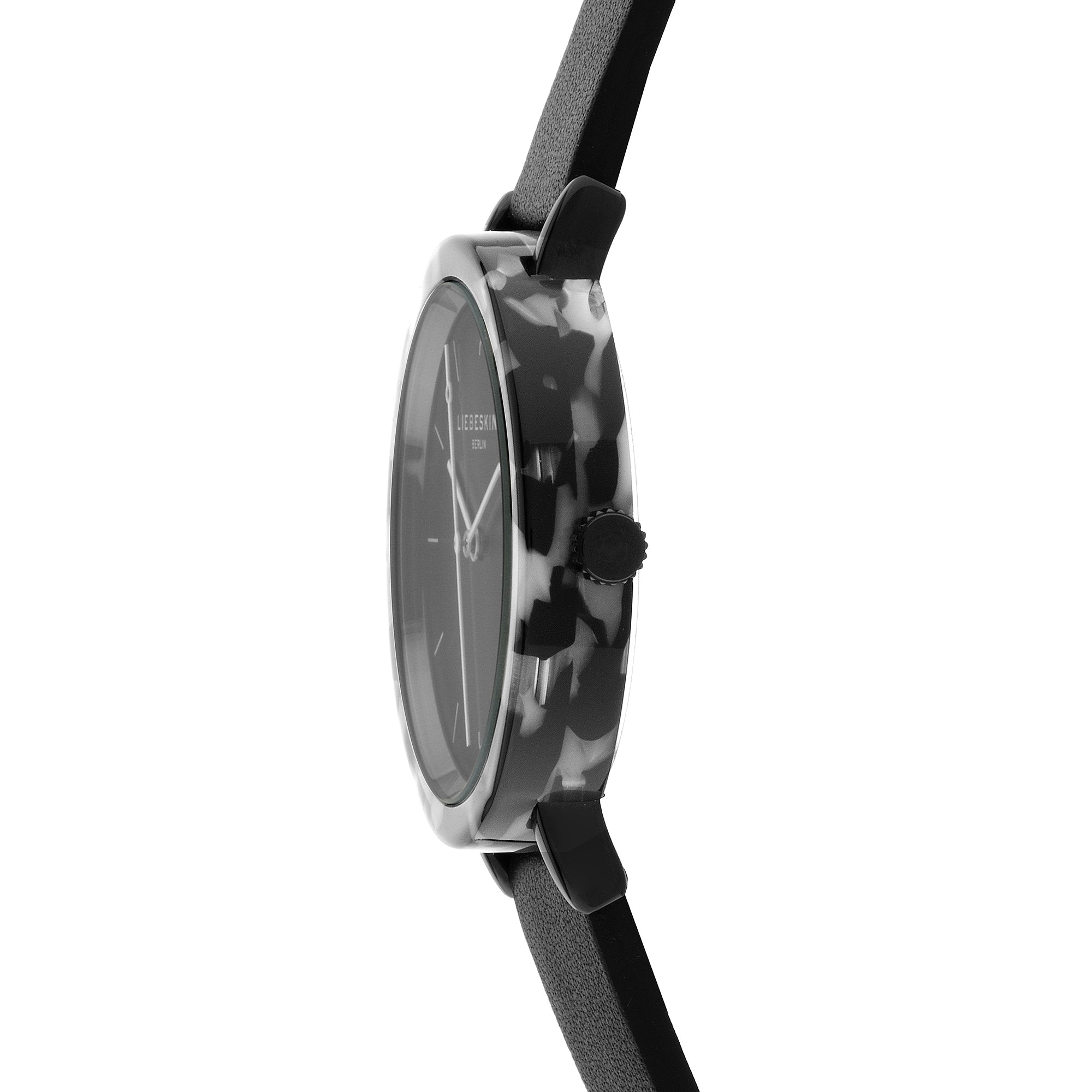 Seitenansicht der LIEBESKIND BERLIN Armbanduhr - Acetat Statement von Liebeskind Berlin mit schwarz-weißem Acetat-Gehäuse in Camouflage-Optik, schwarzem Armband und zuverlässigem Quarzwerk.