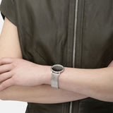 Liebeskind Berlin Armbanduhr mit silbernem Zifferblatt, silbernen Indizes, silbernem Gehäuse und silbernem, glitzerndem Meshband; Tragebild