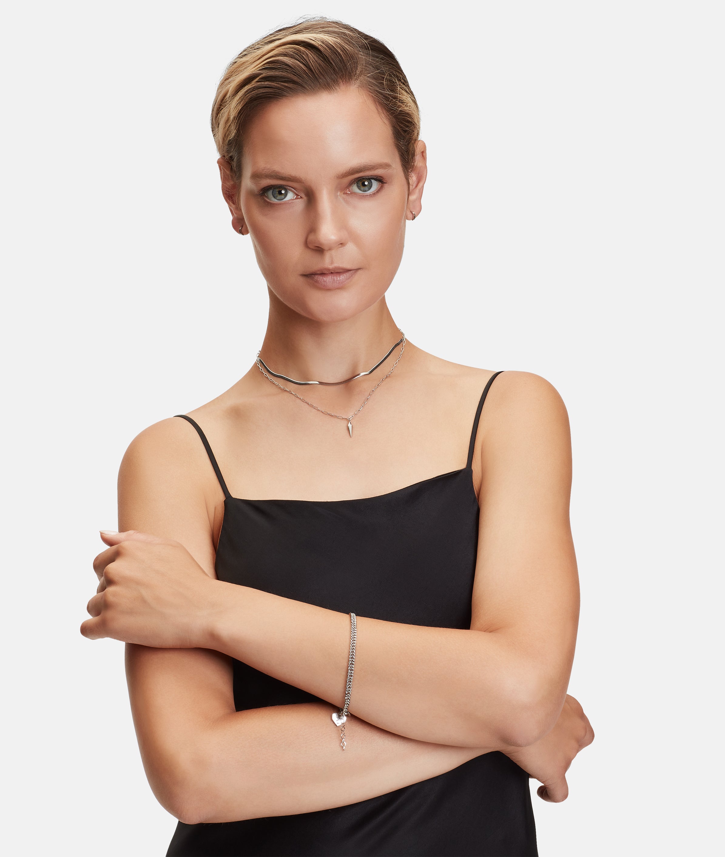 Liebeskind Berlin Armband mit Panzerkette und grafischem Herzanhänger in der Farbe silber Tragebild