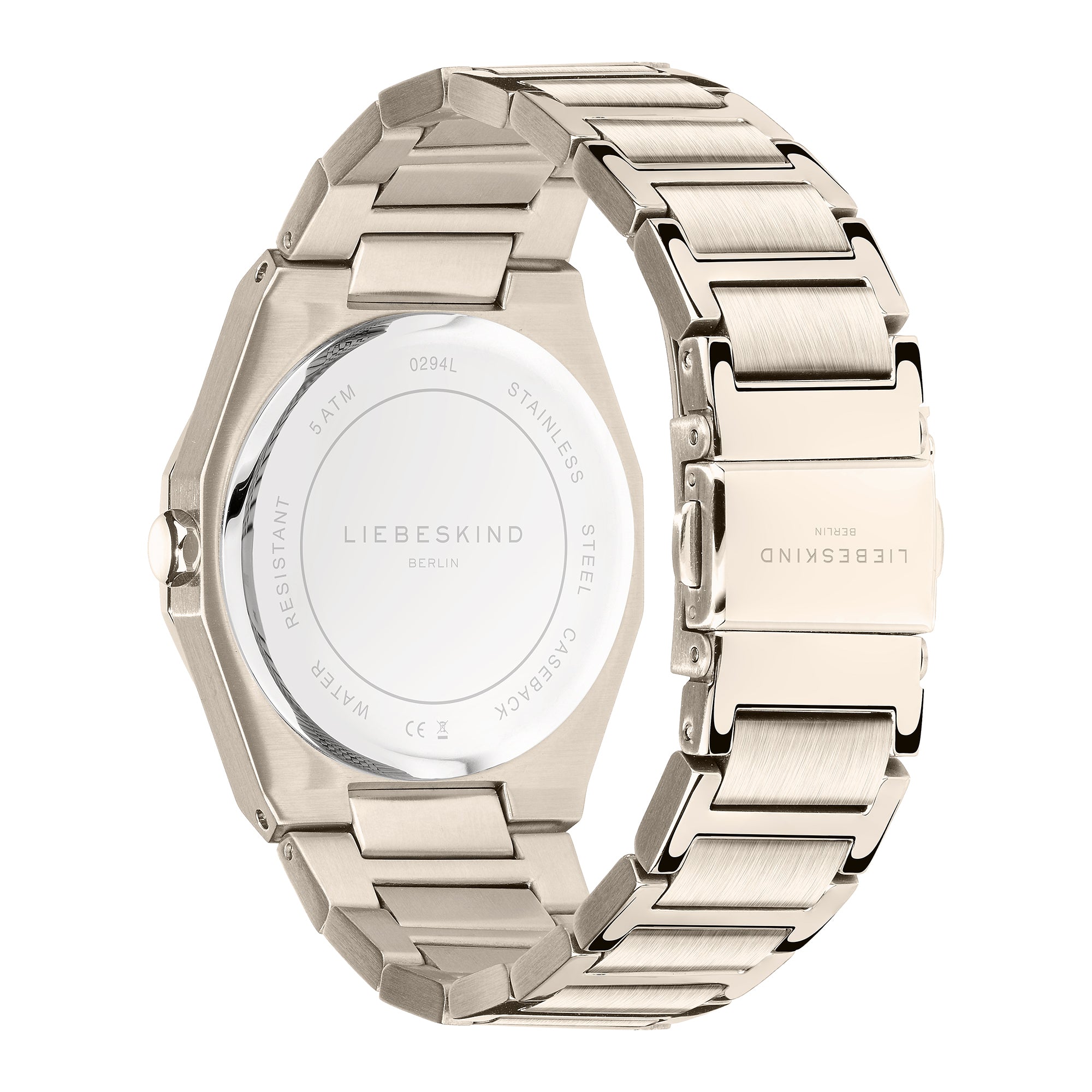 Eine Nahaufnahme der Rückseite und des Armbands der LIEBESKIND BERLIN Armbanduhr - The Classic Must-Have von Liebeskind Berlin. Sie zeigt das eingravierte Branding, die Wasserdichtigkeit, die Edelstahlelemente und das Metallgliederarmband.