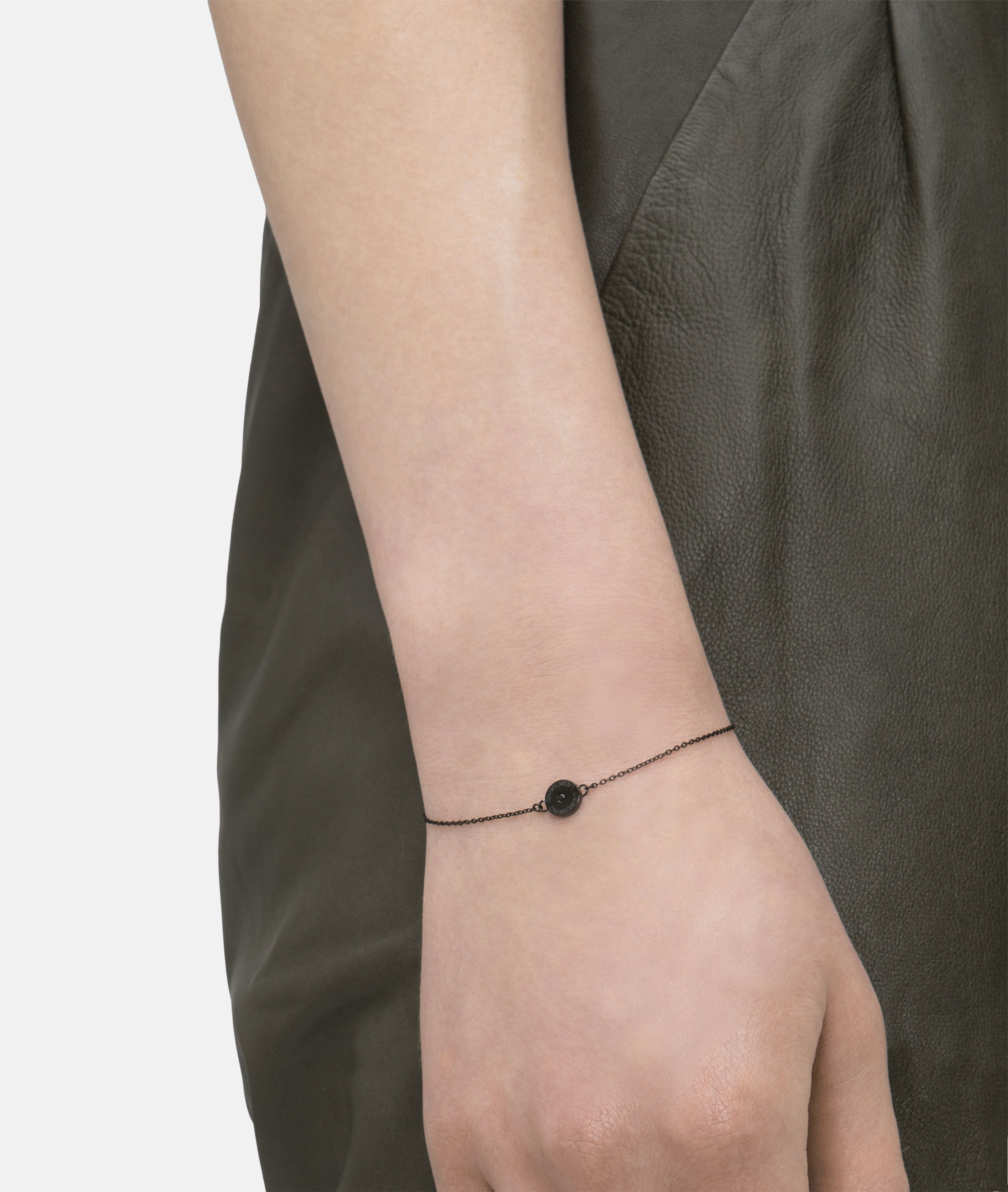 Liebeskind Berlin Armband bestehend aus einer filigranen, schwarzen Kette mit einem Anhänger mit Logoaufdruck und einem zentrierten Zirkoniastein; Tragebild