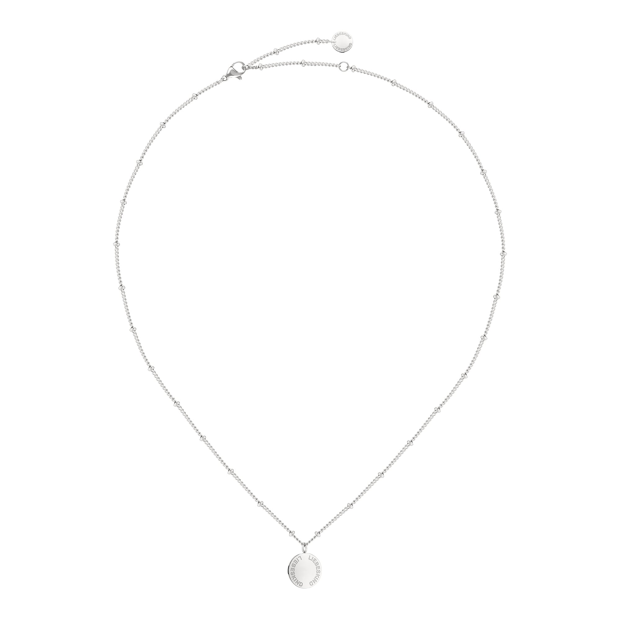 Liebeskind Berlin Halskette bestehend aus einer silbernen Gliederkette mit kleinen Details entlang der Kette und Plättchenanhänger mit Logogravur; Produktbild