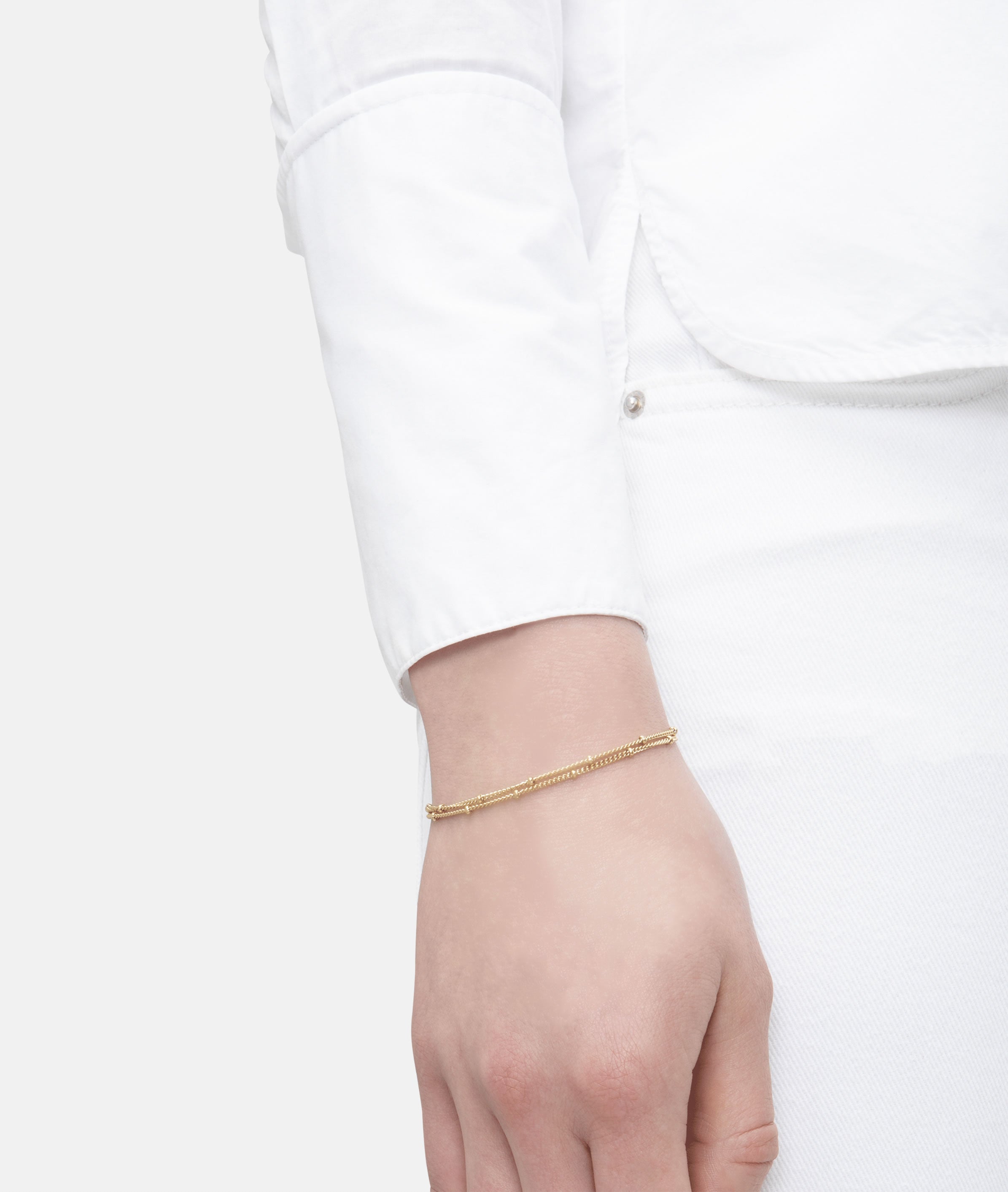 Liebeskind Berlin Armband bestehend aus einer doppelreihigen, goldenen Kette mit kleinen Edelstahlbeads; Tragebild