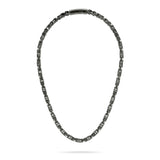 Die Fynch-Hatton Halskette - The King Chain ist eine silberne Edelstahlkette mit einem geometrischen Gliedermuster auf weißem Hintergrund.