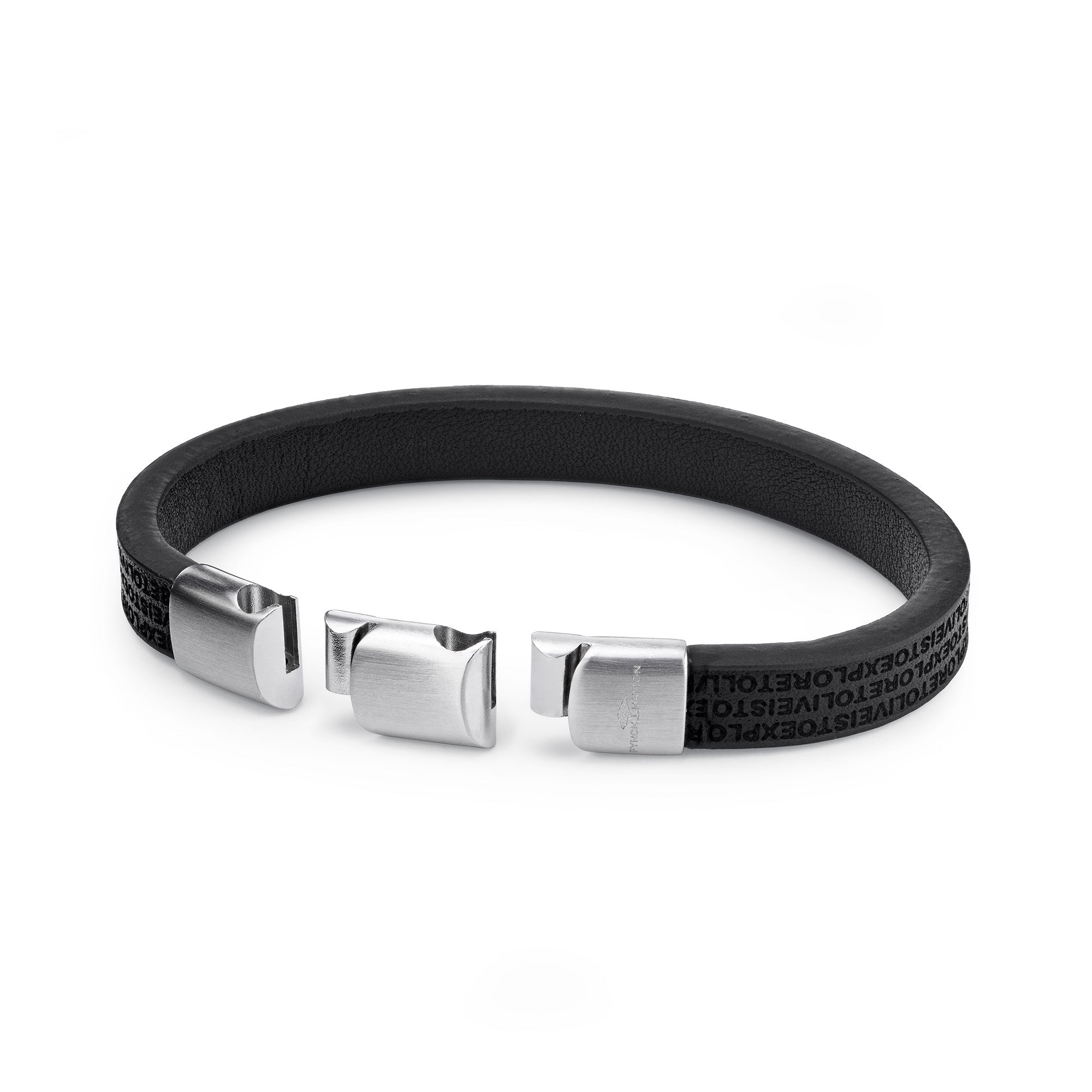 Fynch-Hatton Armband aus einem schlichten schwarzen Lederband mit Motto-Prägung; Zusatzbild