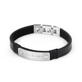 Fynch-Hatton Armband bestehend aus einem schwarzen Lederband mit silbernem Edelstahlplättchen und silbernem Verschluss; Produktbild