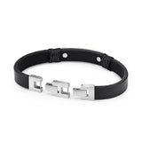 Fynch-Hatton Armband bestehend aus einem schwarzen Lederband mit silbernem Edelstahlplättchen und silbernem Verschluss; Zusatzbild