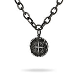 Die Fynch-Hatton Halskette - The Antique Explorer besteht aus einer schwarzen Edelstahlkette mit einem runden Anhänger und einem erhabenen Kompassdesign, das jedem Look einen besonderen Stil verleiht.