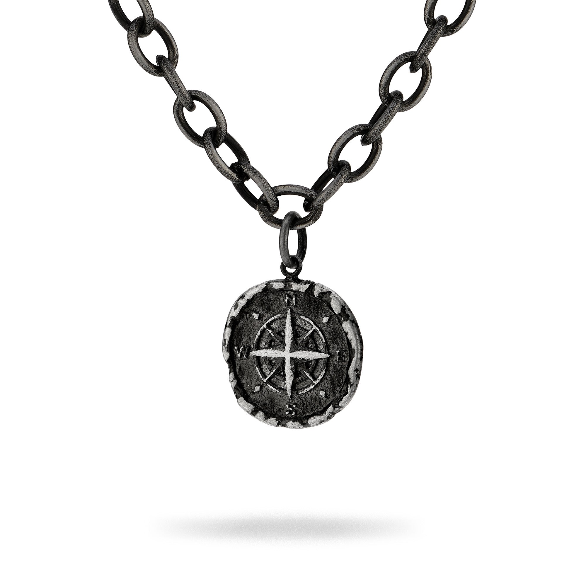 Die Fynch-Hatton Halskette - The Antique Explorer besteht aus einer schwarzen Edelstahlkette mit einem runden Anhänger und einem erhabenen Kompassdesign, das jedem Look einen besonderen Stil verleiht.