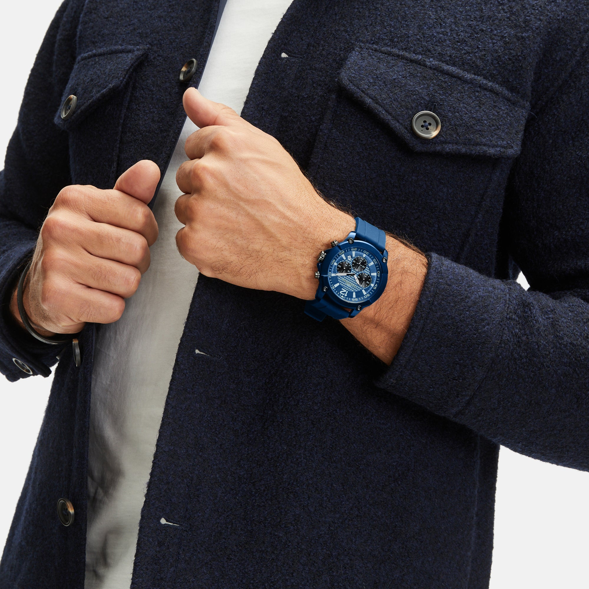 Fynch-Hatton Armbanduhr mit blauem Zifferblatt, Chronographenwerk, blauem Gehäuse mit aufgesetztem Topring und blauem Silikonband; Tragebild
