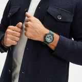 Fynch-Hatton Armbanduhr mit grünem Zifferblatt, Chronographenwerk, schwarzem Gehäuse mit aufgesetztem Topring und grünem Silikonband; Tragebild
