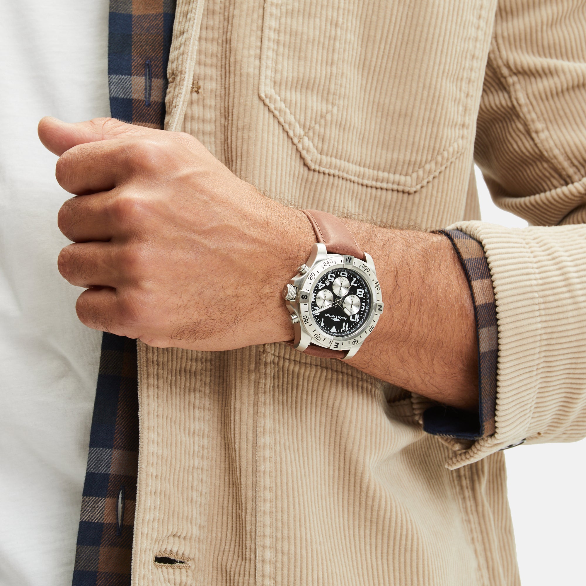 Fynch-Hatton Armbanduhr mit schwarzem Zifferblatt, Chronographenwerk, silbernem Gehäuse mit aufgesetztem Topring und braunem Lederband; Tragebild