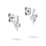 Der Apple of Eden Ohrstecker - The Stylish Snake: Silberne Ohrstecker von Apple of Eden mit einem eleganten Schlangenmotiv auf weißem Hintergrund.