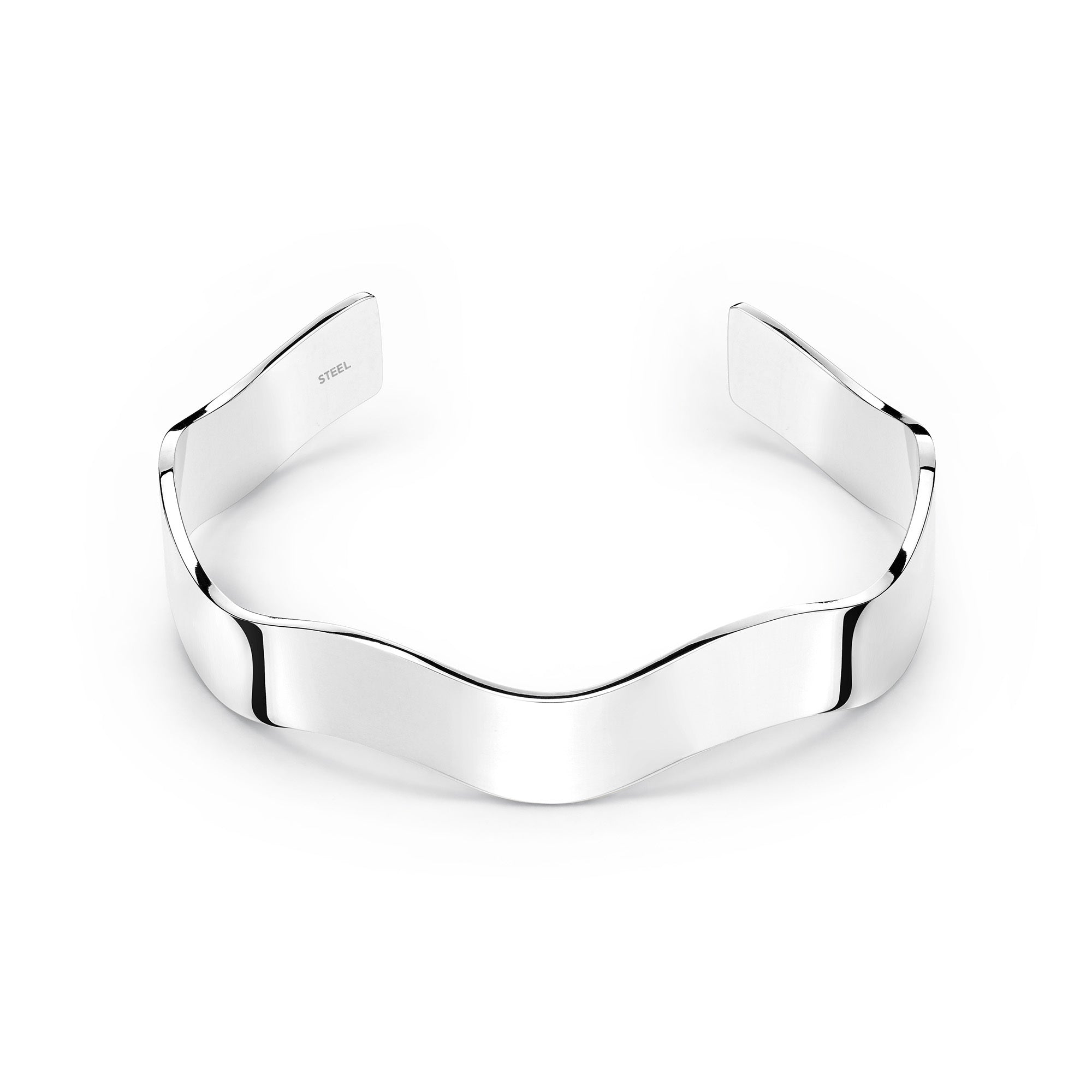 Der Apple of Eden Armreif - The Chic Wave - Wide von Apple of Eden zeichnet sich durch ein glänzendes, geschwungenes Silberdesign mit eleganten Wellendetails aus, das auf weißem Hintergrund ein raffiniertes Accessoire darstellt.