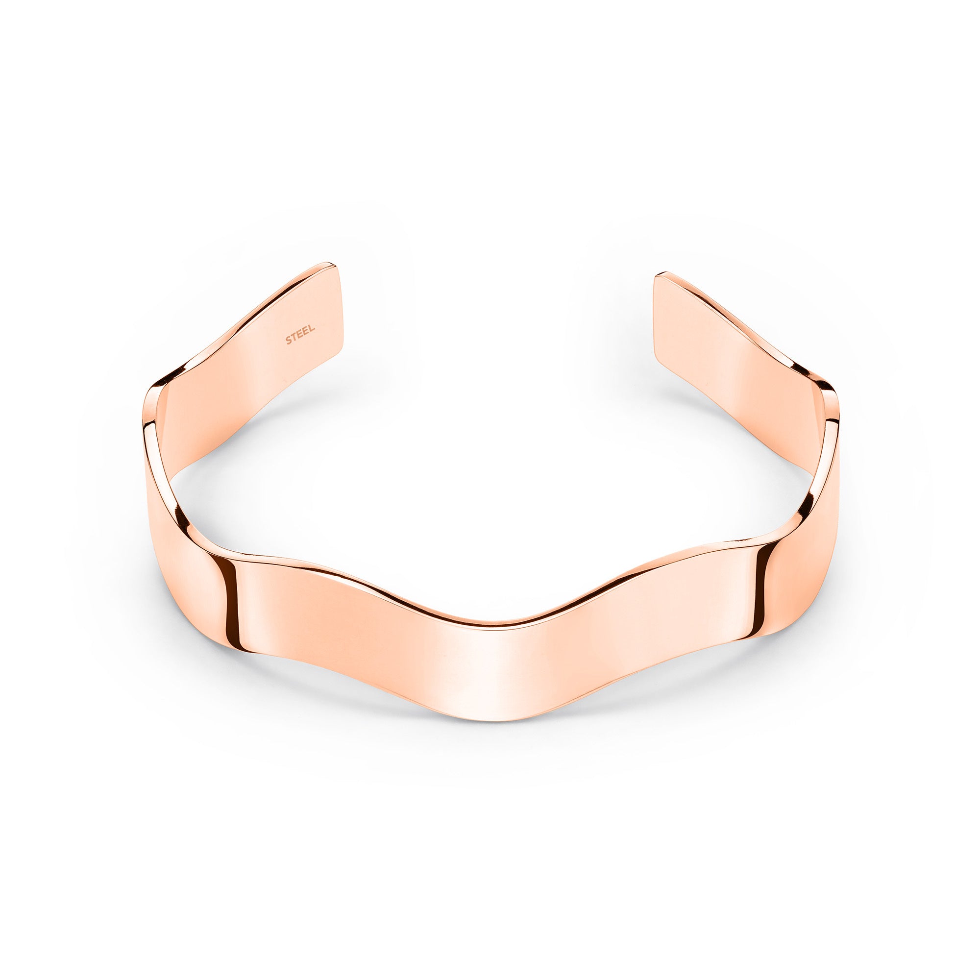 Der Apple of Eden Armreif - The Chic Wave - Wide von Apple of Eden ist ein roségoldfarbener, gewellter, offener Armreif - perfekt für jede Damen Schmuck Kollektion. Abgebildet auf einem weißen Hintergrund.