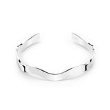 Apple of Eden Armreif - The Chic Wave - Slim: Ein minimalistisches silbernes Armband mit einem glatten, wellenförmigen Design von Apple of Eden, das sich perfekt eignet, um jedem Look eine subtile Raffinesse zu verleihen.