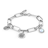 Das Apple of Eden Armband - Chunky Chain with Plates besteht aus einer silbernen Kette, die mit drei Anhängern verziert ist: einer strukturierten Platte, einer ausgeschnittenen Platte und einem runden, opalisierenden Edelsteinanhänger.