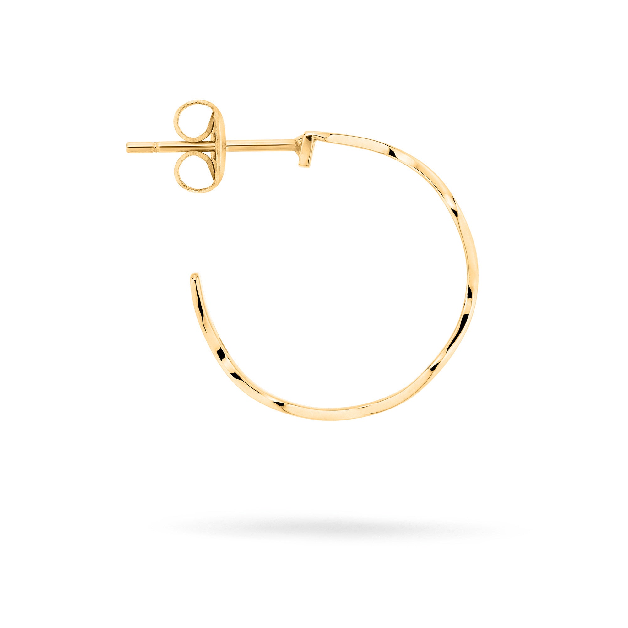 Eleganter, dünner, offener goldener Creolenohrring mit Ohrstecker auf weißem Hintergrund - perfekt für subtile Raffinesse. Erleben Sie zeitlosen Stil mit Apple of Eden Creole - The Chic Wave von Apple of Eden.