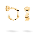 Apple of Eden Creole - Die gewellten geometrischen Ohrringe Chic Wave von Apple of Eden in Gold werden vor einem weißen Hintergrund gezeigt, der die elegante Vorder- und Seitenansicht hervorhebt.