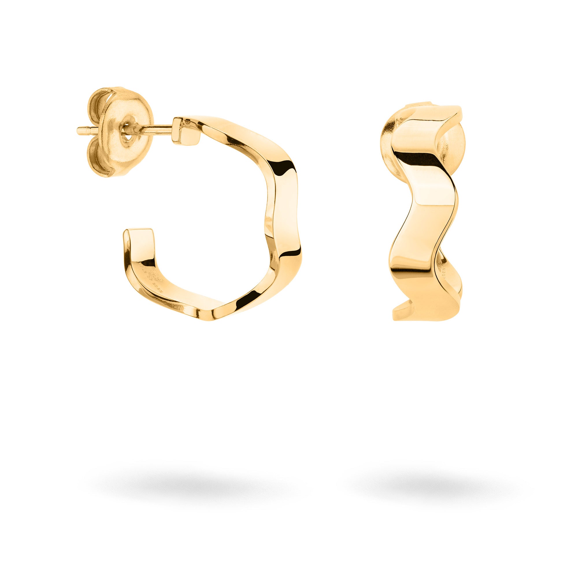 Apple of Eden Creole - Die gewellten geometrischen Ohrringe Chic Wave von Apple of Eden in Gold werden vor einem weißen Hintergrund gezeigt, der die elegante Vorder- und Seitenansicht hervorhebt.