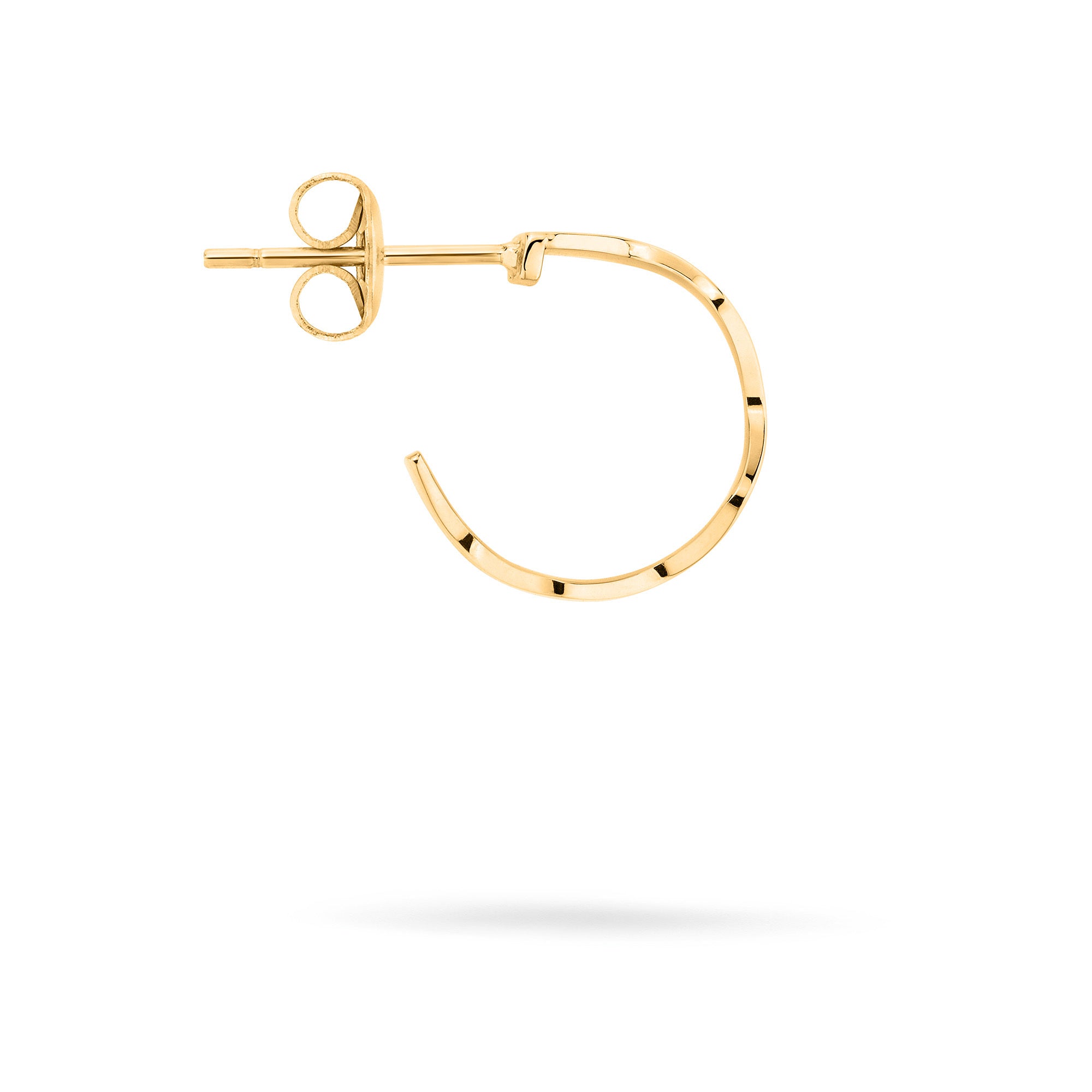 Apple of Eden Creole - The Chic Wave goldfarbene, offene Ohrringe mit Ohrstecker von Apple of Eden, abgebildet auf weißem Hintergrund.