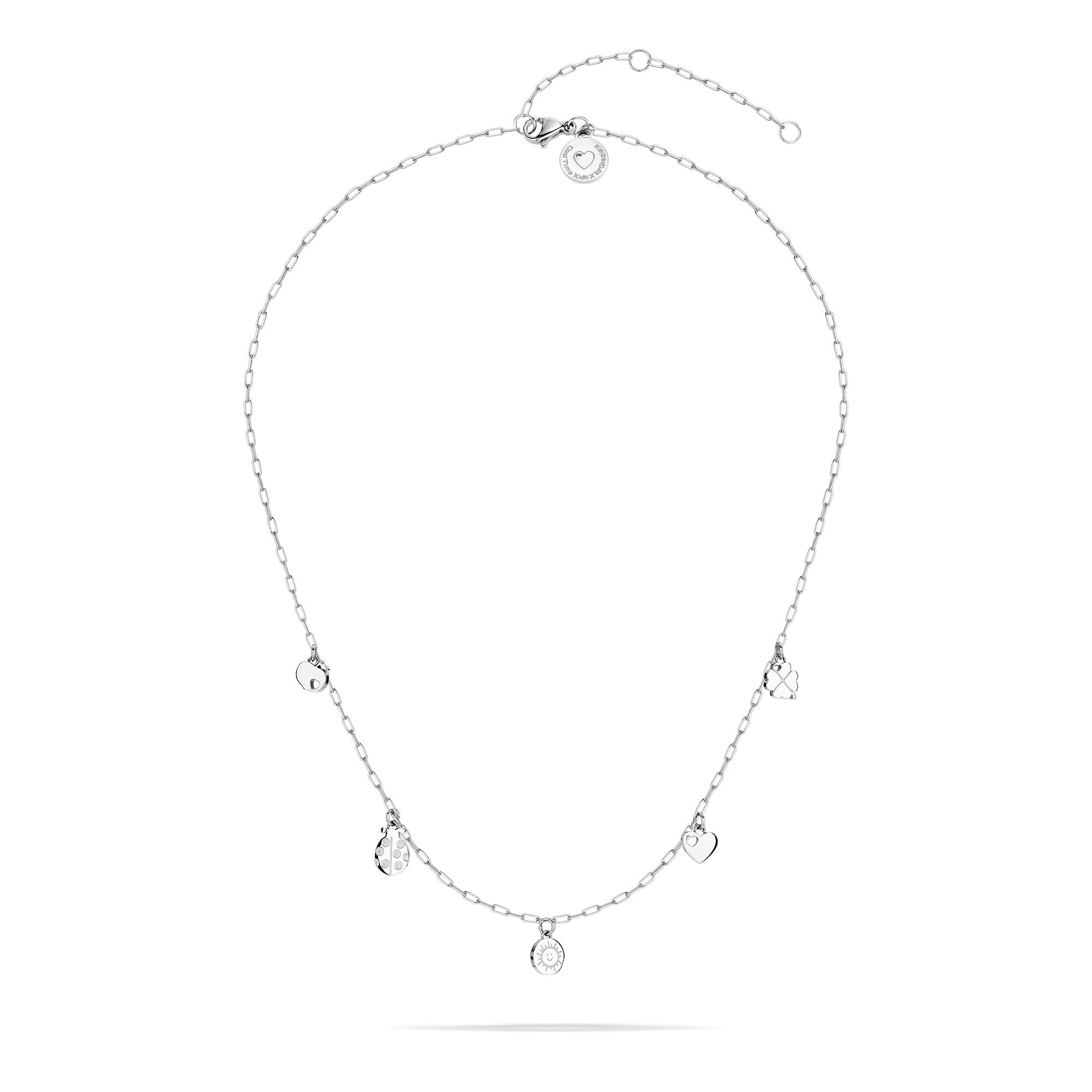Die Cool Time Kids Halskette - The Cool Charm von Cool Time besteht aus einer zarten Silberkette mit fünf kleinen baumelnden Anhängern, die auf einem weißen Hintergrund wunderschön glänzen.