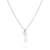 Die Tamaris Halskette - Glaube, Liebe, Hoffnung von Tamaris verfügt über einen rechteckigen Anhänger mit eingravierten Symbolen und einem weißen Perlenanhänger, der einen einzigartigen Talisman und das perfekte Geschenk darstellt.