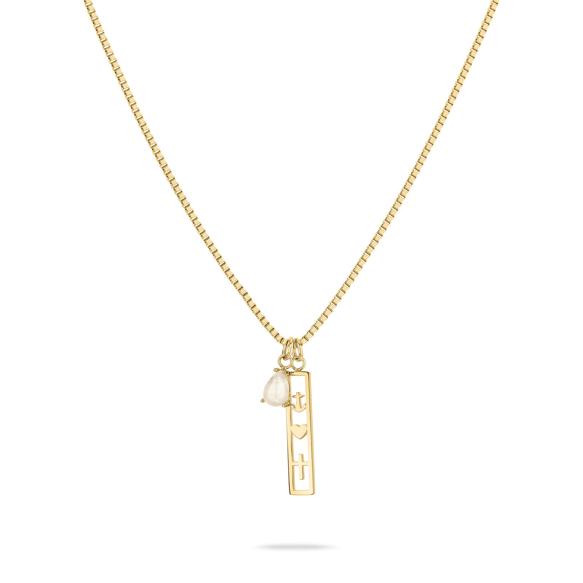 Die Tamaris Halskette - Glaube, Liebe, Hoffnung ist eine goldene Halskette mit einem rechteckigen I ♥ U-Anhänger und einem kleinen weißen Perlenanhänger - ein ideales Geschenk von Tamaris.